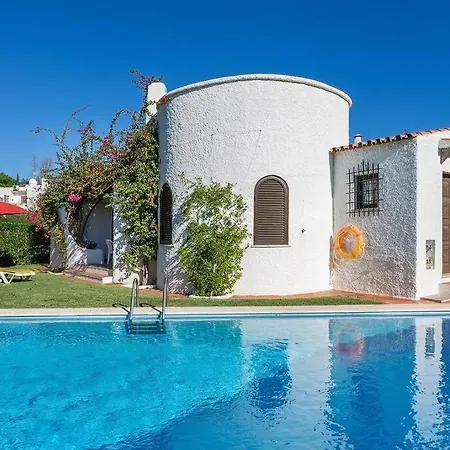 Casa Com Piscina E Jardim Ideal Familias *