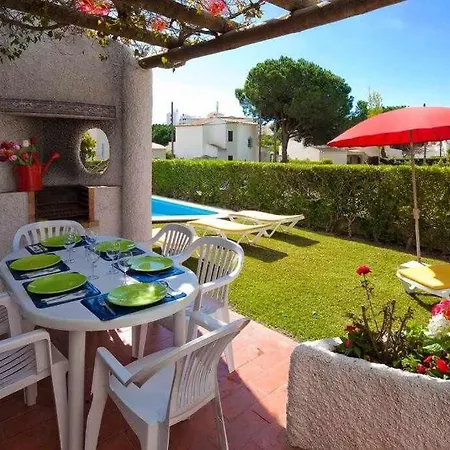 Casa Com Piscina E Jardim Ideal Familias Отель *