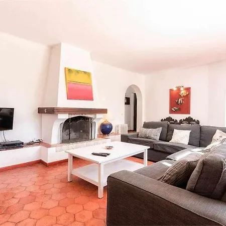 Casa Com Piscina E Jardim Ideal Familias *